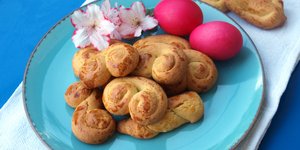 Σπιτικά πασχαλινά κουλοθυράκια/ φωτογραφία: shutterstock