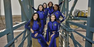 Η Λόρεν Σάντσεζ με τις γυναίκες που ταξίδεψαν στο διάστημα