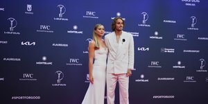 Τσιτσιπάς και Μπαντόσα με λευκά ρούχα στο κόκκινο χαλί