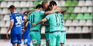 Παίκτες του Λεβαδειακού, αγκαλιά