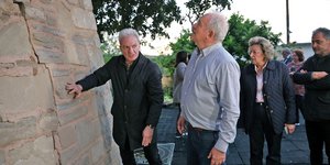 Ο Ευθύμης Λέκκας στις Βούτες Ηρακλείου ελέγχει τις ρωγμές