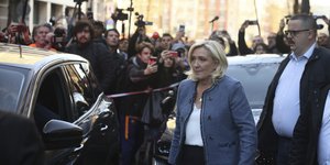 Η Μαρίν Λεπέν επιβιβάζεται σε αυτοκίνητο