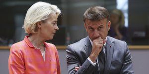 Ούρσουλα φον ντερ Λάιεν και Εμανουέλ Μακρόν συζητούν στις Βρυξέλλες