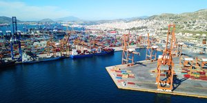 Εμπορευματοκιβώτια στο λιμάνι του Πειραιά