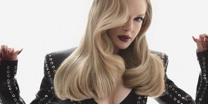 Η Λίντσεϊ Λόχαν πρωταγωνιστεί στο εξώφυλλο της Vogue Czechoslovakia