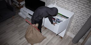 Διαρρήκτης ψάχνει συρτάρι σε σπίτι