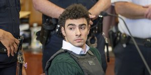 Ο Λουίτζι Μαντζιόνι στο δικαστήριο με αλεξίσφαιρο