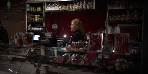 Γυναικα σε μαζαγι χωρις φως