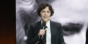 H Mάγκι Τζίλενχαλ με γραβάτα πλεξούδα σε φεστιβάλ στο Λας Βέγκας