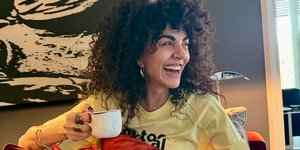 Η Μαρία Σολωμού ποζάρει στο σαλόνι του σπιτιού της και δείχνει την αγαπημένη της γωνιά 