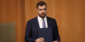 Ο Παύλος Μαρινάκης με έναν φάκελο στα χέρια