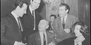 1966-Αλέκος Αλεξανδράκης, Μίκης Θεοδωράκης, Μάνος Κατράκης, Βασίλης Διαμαντόπουλος και Αλίκη Γεωργούλη το 1966 στο μπαρ του Δημοτικού Θεάτρου Πειραια