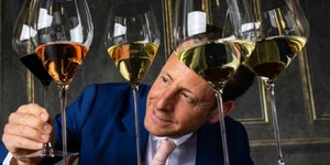 αντρας κοιταει ποτηρια 