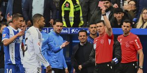 Η κόκκινη κάρτα στον Εμπαπέ μετά το σκληρό τάκλιν