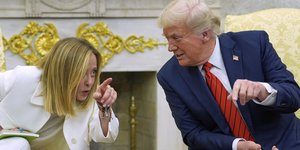 Η Ιταλίδα πρωθυπουργός Τζόρτζια Μελόνι και ο πρόεδρος των ΗΠΑ, Ντόναλντ Τραμπ 