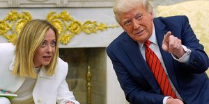 Αμήχανη στιγμή στον Λευκό Οίκο: O Τραμπ διέκοψε τη συνέντευξη Τύπου με τη Μελόνι