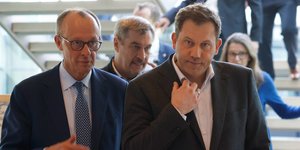 Ο ηγέτης των Χριστιανοδημοκρατών Φρίντριχ Μερτς (αριστερά) και ο επικεφαλής των Σοσιαλδημοκρατών της Γερμανίας Λαρς Κλίνμπελ