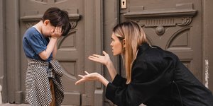 Μητέρα φωνάζει στο παιδί της