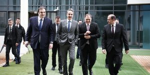 Κυριάκος Μητσοτάκης με το οικονομικό επιτελείο