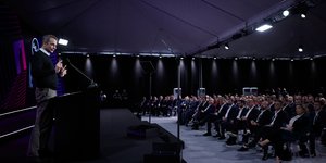 Ο Κυριάκος Μητσοτάκης μιλά σε εκδήλωση της ΔΕΗ στην Κοζάνη