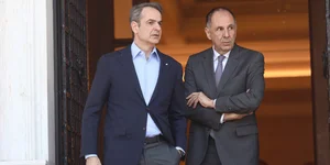 Ο πρωθυπουργός Κυριάκος Μητσοτάκης (αριστερά) και ο υπουργός Εθνικής Άμυνας Γιώργος Γεραπετρίτης (δεξιά)
