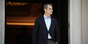 Ο πρωθυπουργός Κυριάκος Μητσοτάκης, στο κατώφλι του Μεγάρου Μαξίμου