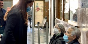 Η υπουργός Κοινωνικής Συνοχής και Οικογένειας Δόμνα Μιχαηλίδου μιλά με πολίτες στο Τζάνειο νοσοκομείο