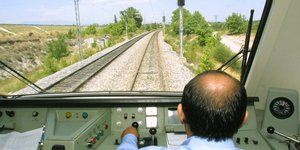 Μηχανοδηγός σε καμπίνα τρένου 