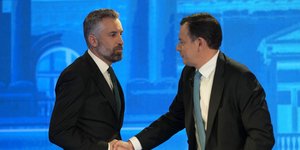 Χειραψία Σάντος με Μοντενέγκρο