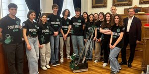 Ο δήμαρχος Πειραιά Γιάννης Μώραλης υποδέχθηκε ομάδες μαθητών που έχουν διακριθεί στην ρομποτική