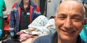 Το μωρό που γεννήθηκε στο ασθενοφόρο στην Αρτέμιδα