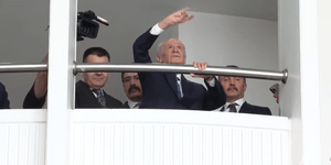 O Μπαχτσελί στην πρώτη του δημόσια εμφάνιση