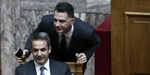 Ο διευθυντής του πρωθυπουργικού γραφείου στη Μακεδονία, Μιχάλης Μπεκίρης, με τον Κυριάκο Μητσοτάκη στη Βουλή