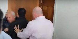 Ο Αχιλλέας Μπέος πετάει έξω από το γραφείο του δημοτικό σύμβουλο