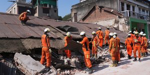 Διασώστες στα ερείπια κτιρίου στην πρωτεύουσα της Μιανμάρ 