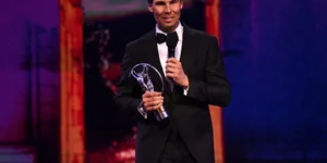 O Ράφαελ Ναδάλ τη στιγμή της βράβευσης στα «Laureus Awards»