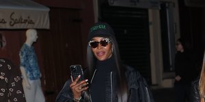 Η Ναόμι Κάμπελ με την πολύχρωμη σουέτ φούστα