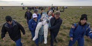 Ο αστροναύτης της NASA Don Pettit κάνει μια χειρονομία καθώς μεταφέρεται σε ιατρική σκηνή λίγο μετά την προσγείωση με τη διαστημική κάψουλα Soyuz MS-26 