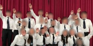 Η φωτογραφία που ανήρτησε η ΑΚΕΛ Αμμοχώστου στην Κύπρο, με μαθητές να χαιρετούν ναζιστικά