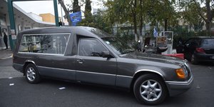 Νεκροφόρα φεύγει από το ΑΧΕΠΑ