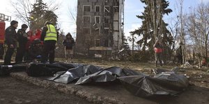 Οι ουκρανικές αρχές εξετάζουν πτώματα ανθρώπων μετά από ρωσική επίθεση (φωτό αρχείου)