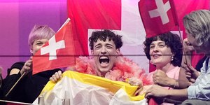 Το Nemo με σημαία ΛΟΑΤΚΙ στη Eurovision