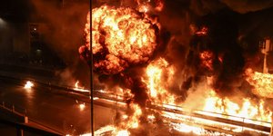 Ανάσταση με μολότοφ στον Νέο Κόσμο