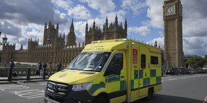 Ασθενοφόρο του NHS στο Λονδίνο με φόντο το Κοινοβούλιο και το Μπιγκ Μπεν