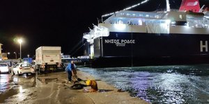 Παραλίγο να παρασυρθεί από τους θυελλώδεις ανέμους το πλοίο «Νήσος Ρόδος» στη Χίο