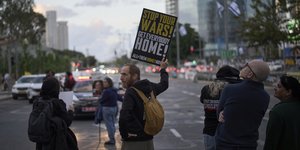 Πολίτες στο Ισραήλ ζητούν το τέλος του πολέμου και την επιστροφή όλων των ομήρων στα σπίτια τους