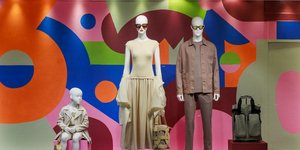 Χρώμα και φρεσκάδα: Οι ανοιξιάτικες βιτρίνες του Notos ζωντανεύουν το κέντρο της Αθήνας