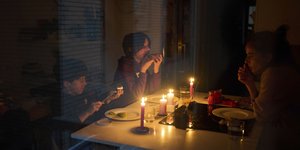 Οικογένεια τρώει με κεριά λόγω μπλακ άουτ