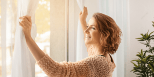 Στο TikTok, πολλοί και πολλές δημιουργοί περιεχομένου λένε ότι εξασκούν την πράξη του «lüften» είτε βρέχει είτε χιονίζει / SHUTTERSTOCK