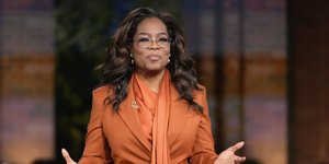 Οπρα Γουίνφρεϊ με πορτοκαλι κοστουμι 